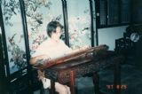 1997年，在近水山庄客厅玩古琴